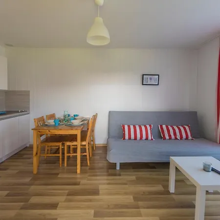 Bursztyn Ii W Sarbinowie Blisko Morza Sarbinowo